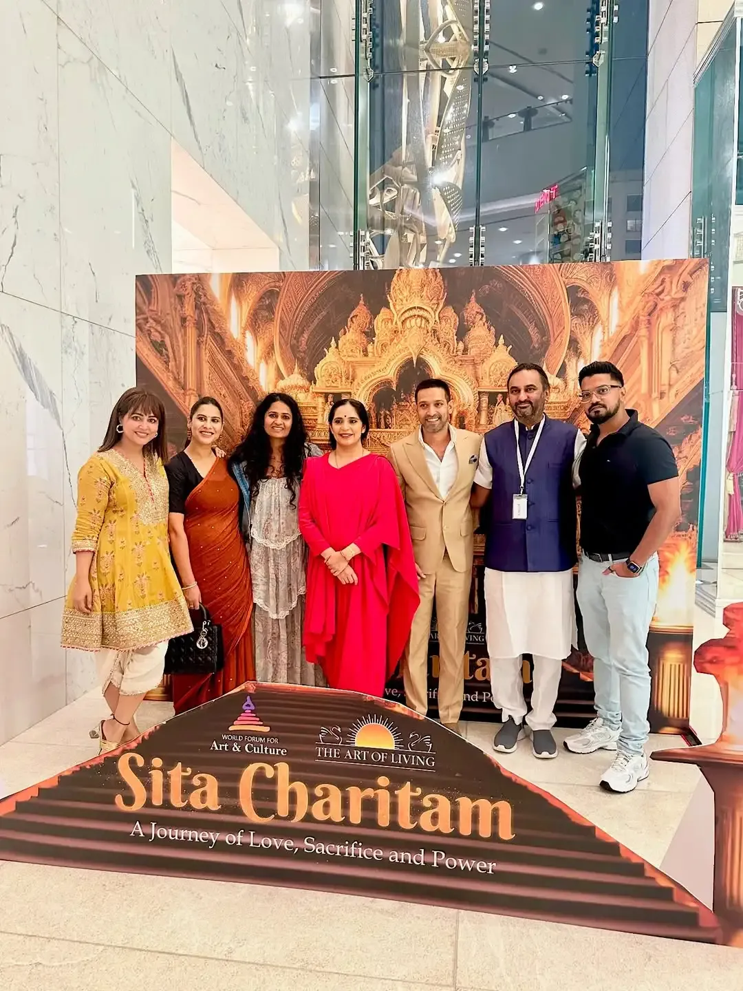 How does Hina Khan celebrate the theatrical show ‘Sita Charitam’?