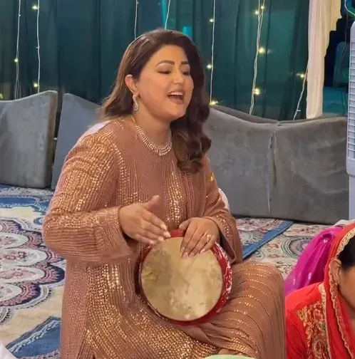 Hina Khan plays tumbaknari at sister's sasural, sings Salman's 'Teri Meri'