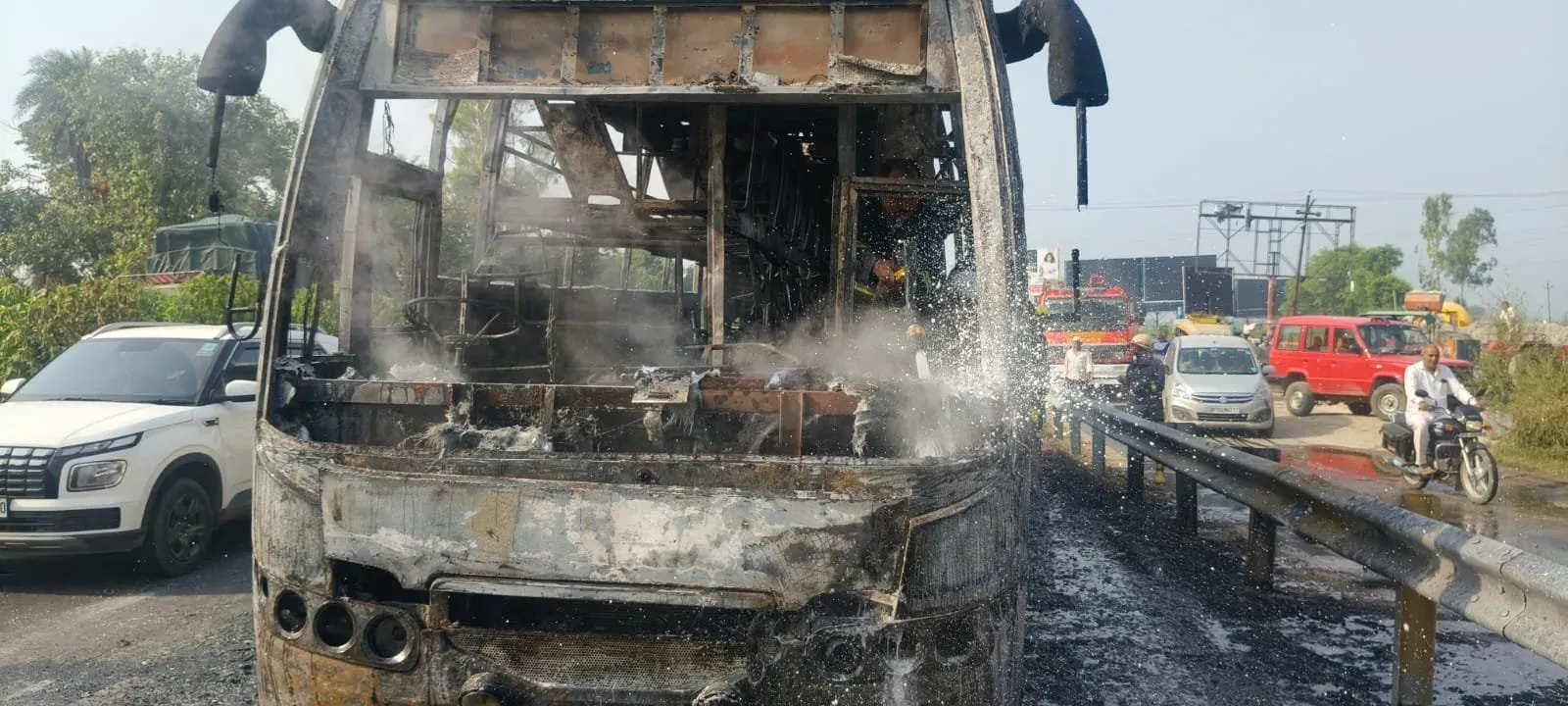 मेरठ में राजस्थान रोडवेज की डबल डेकर एसी बस जलकर खाक, 26 यात्री सुरक्षित बचे