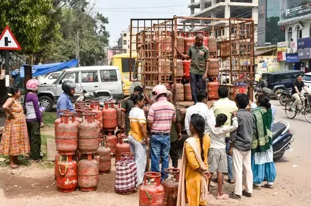 हर दिन 50 लाख एलपीजी सिलेंडर की आपूर्ति, सरकार ने पैनिक बुकिंग से बचने की सलाह दी