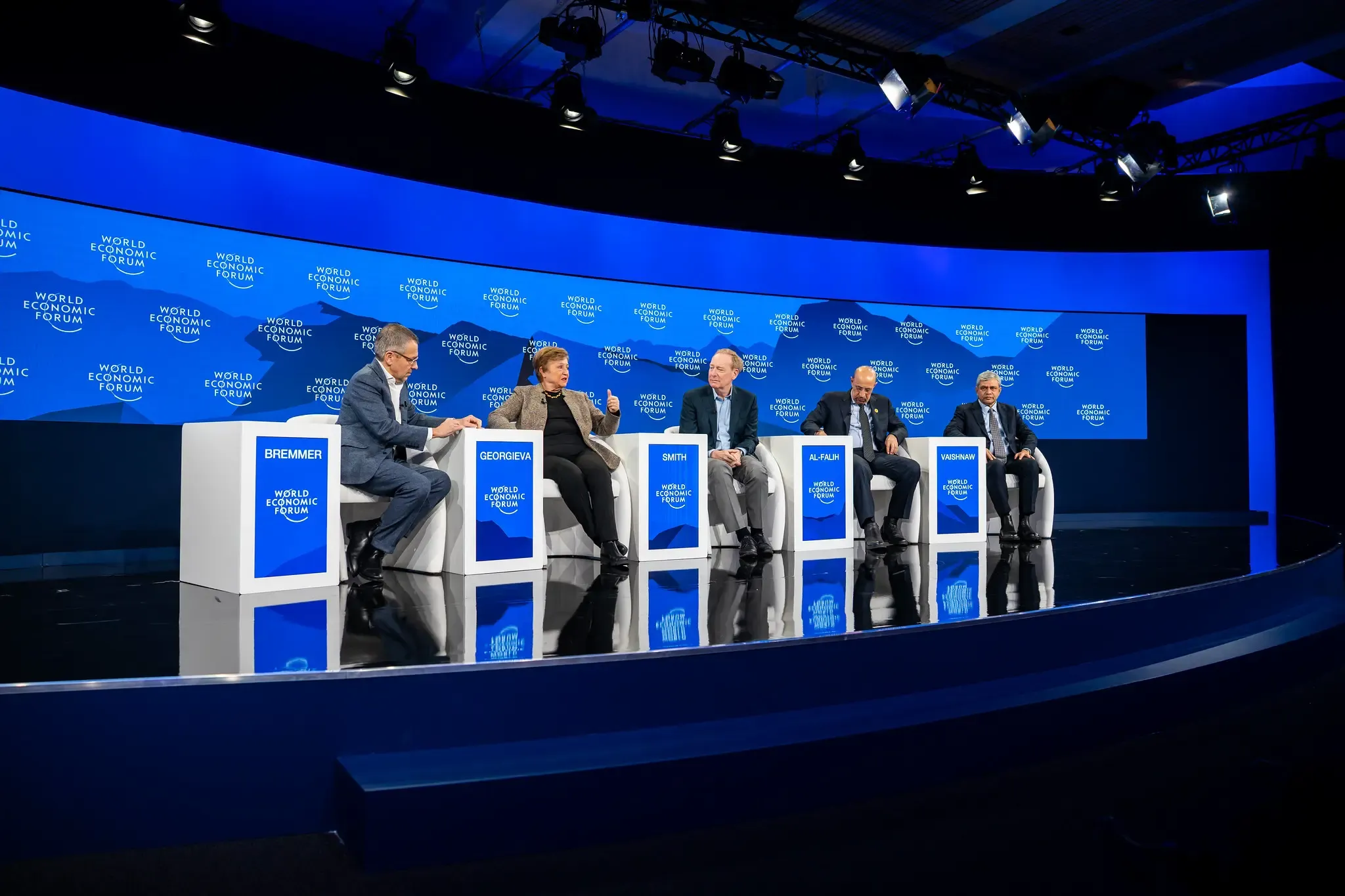 क्या एआई नौकरी के क्षेत्र में सुनामी जैसी स्थिति उत्पन्न कर रहा है?