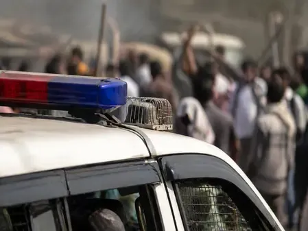 पूर्वी चंपारण में अतिक्रमण हटाओ अभियान पर भड़की हिंसा, पुलिस पर पथराव — चौकीदार घायल
