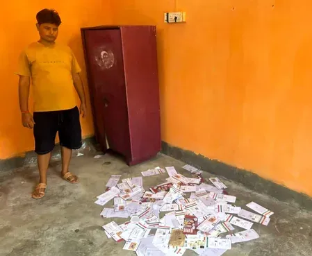 कोलकाता के टंगरा में TMC दफ्तर से आधार कार्ड बरामद, पुलिस जांच शुरू