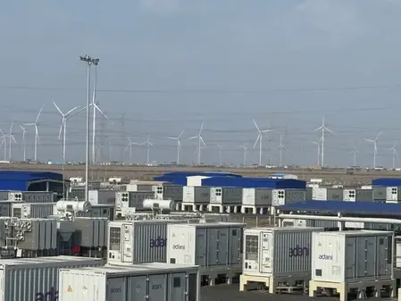 अदाणी ग्रीन एनर्जी ने खावड़ा में बीईएसएस क्षमता 6.63 GWh पर पहुँचाई, 14 महीनों में हुई दोगुनी