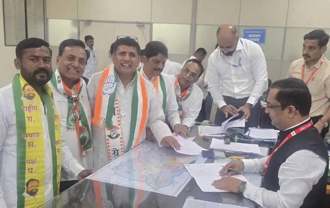 महाराष्ट्र: आकाश मोरे ने कांग्रेस, आरएसपी और वीबीए के संयुक्त उम्मीदवार के रूप में नामांकन भरा