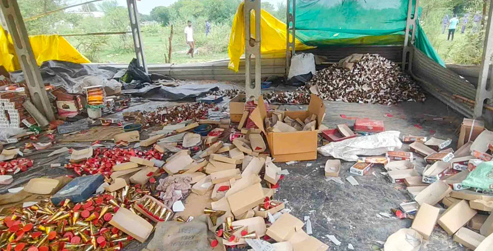 अहमदाबाद पटाखा फैक्ट्री विस्फोट: 9 मौतें, 3 बच्चे शामिल — लाइसेंस रद्द के बावजूद चल रहा था कारखाना