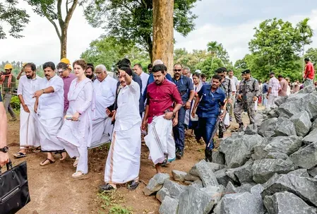 वायनाड: प्रियंका गांधी वाड्रा ने भूस्खलन वाली जगह का लिया जायजा, बोलीं- सरकार हर जरूरी मदद देगी
