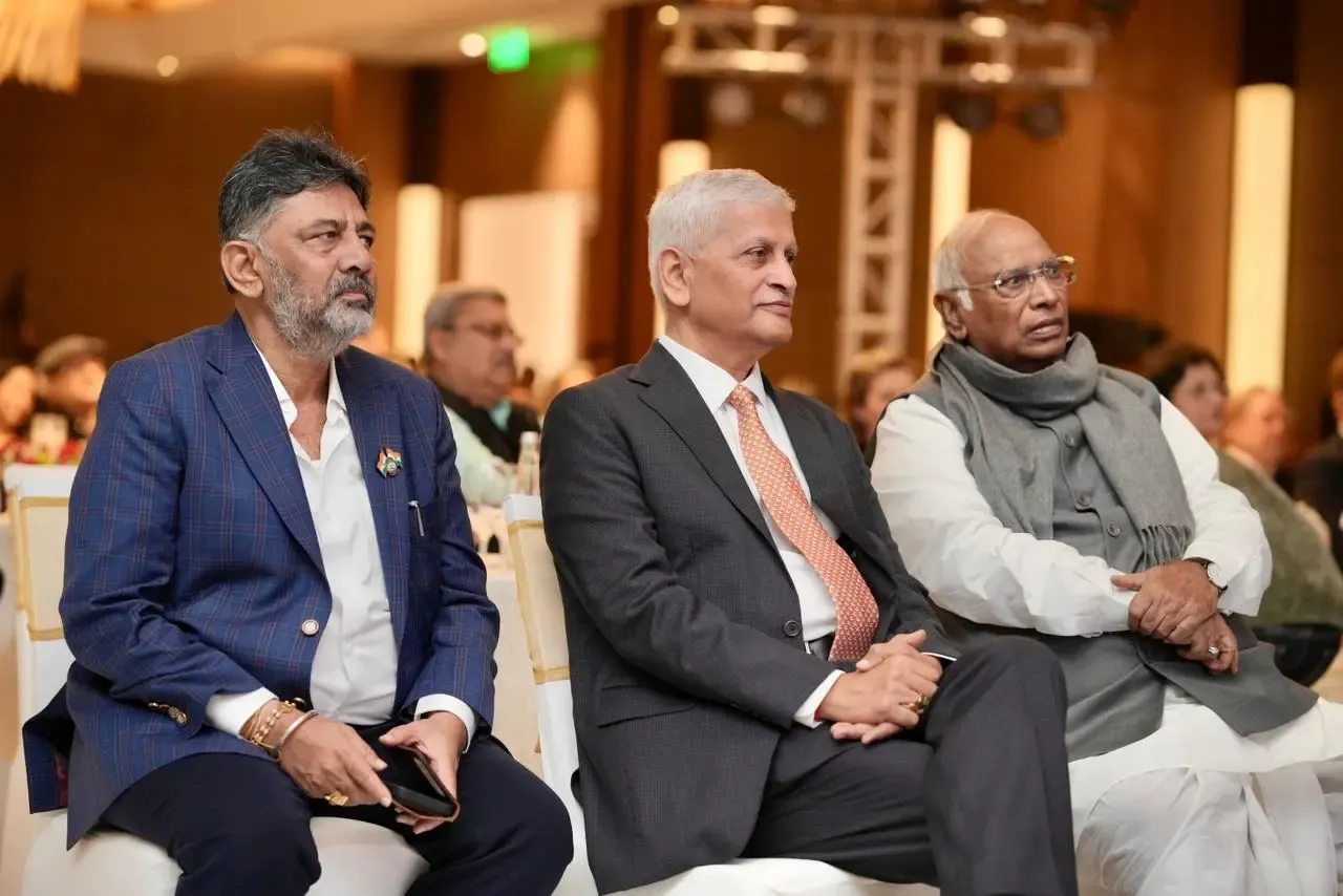 क्या कर्नाटक में सियासी अटकलों के बीच खड़गे के साथ नजर आए डिप्टी सीएम डीके शिवकुमार?