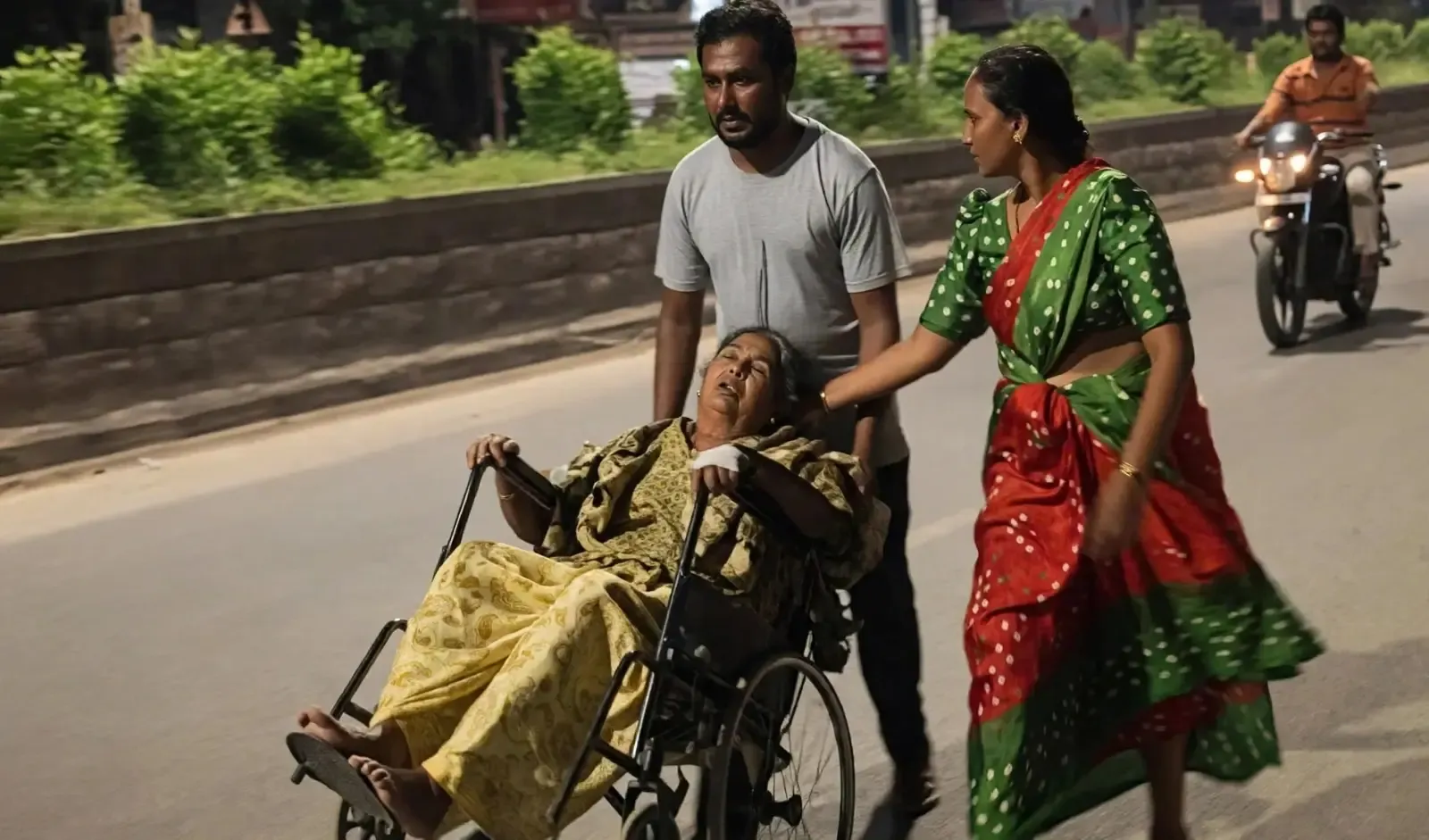 मंचेरियल: सरकारी अस्पताल की लापरवाही, बेटा बीमार माँ को व्हीलचेयर पर 2 किमी धकेलकर विधायक के घर पहुँचा