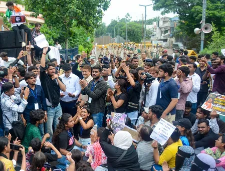 नीट-यूजी विरोध प्रदर्शन: कोलकाता अदालत ने 16 गिरफ्तार आरोपियों को ₹500 के बॉन्ड पर दी जमानत