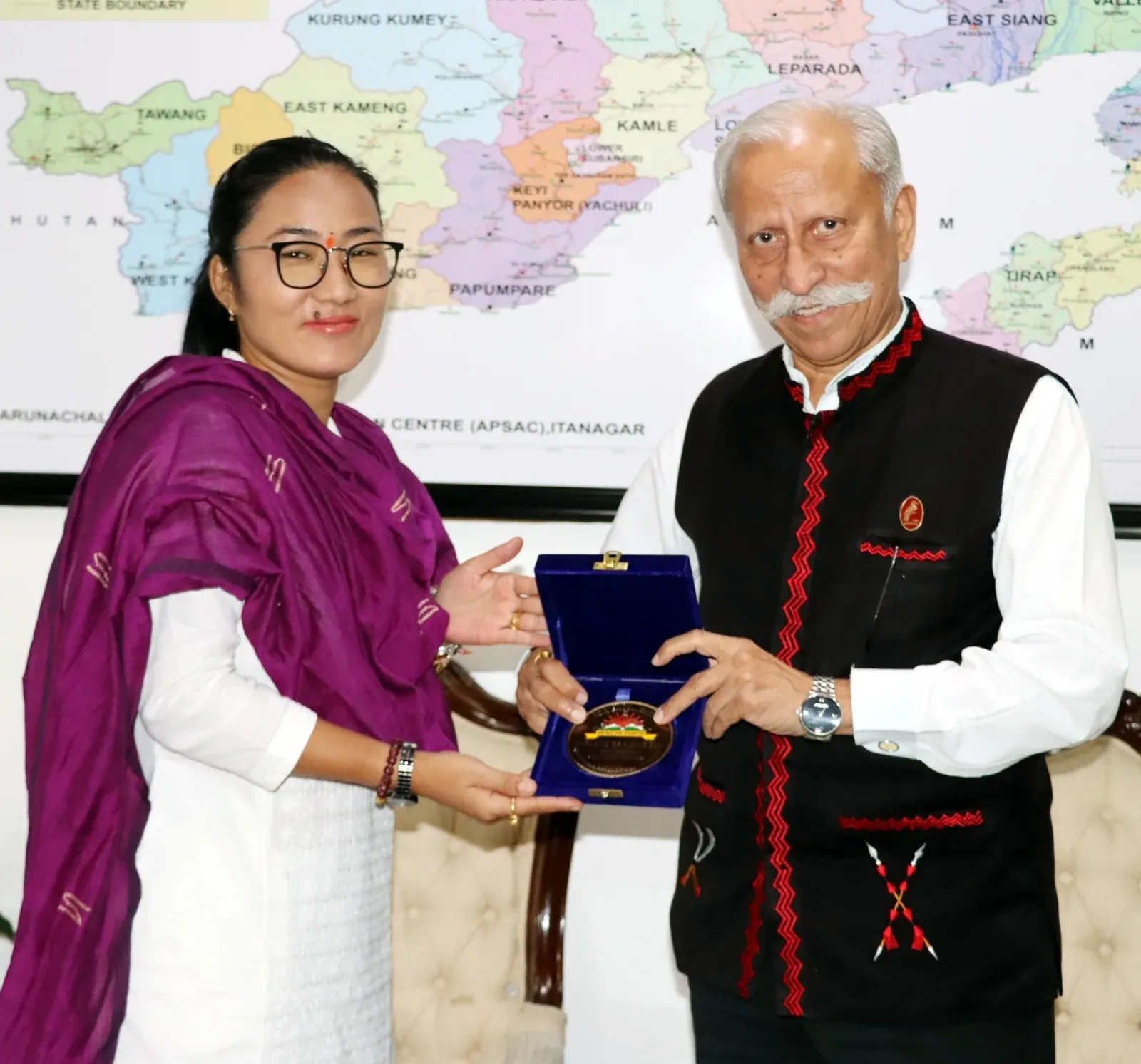 अरुणाचल गवर्नर केटी परनाइक ने ईटानगर मेयर लिखा नारी तदार को 'लैंड ऑफ द राइजिंग सन' मेडलियन से नवाज़ा