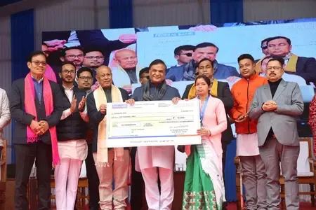असम के मुख्यमंत्री ने महिला लाभार्थियों को उद्यमिता निधि के चेक वितरित किए