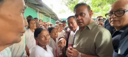 असम बाढ़: CM हिमंता सरमा बोले — कई गांव पूरी तरह कटे, हजारों फंसे, शव बरामद जारी