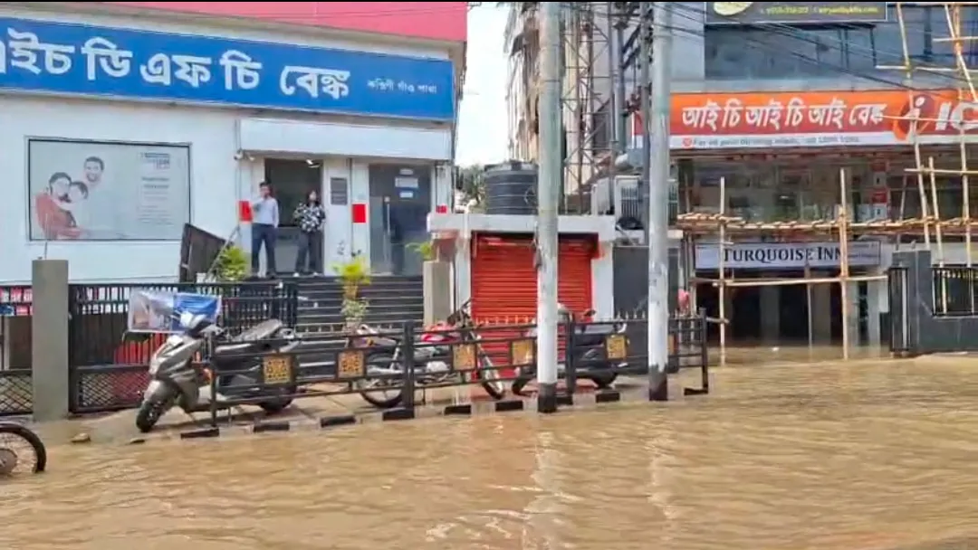गुवाहाटी में मूसलधार बारिश का असर: जलभराव से जनजीवन बाधित, मंत्री ने की सतर्कता की अपील