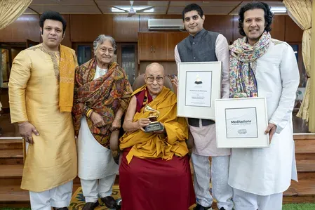उस्ताद अमजद अली खान ने धर्मशाला में दलाई लामा को सौंपा ग्रैमी पुरस्कार, बोले– 'गर्व और सौभाग्य की बात'