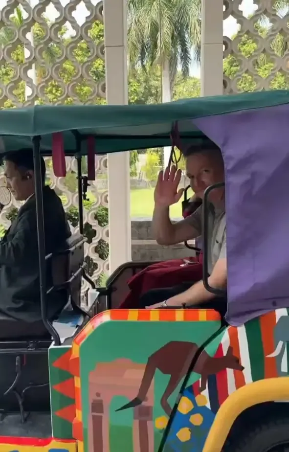 क्रिस बोवेन ने नई दिल्ली में ई-रिक्शा चलाया, COP31 से पहले भारत-ऑस्ट्रेलिया जलवायु साझेदारी पर ज़ोर