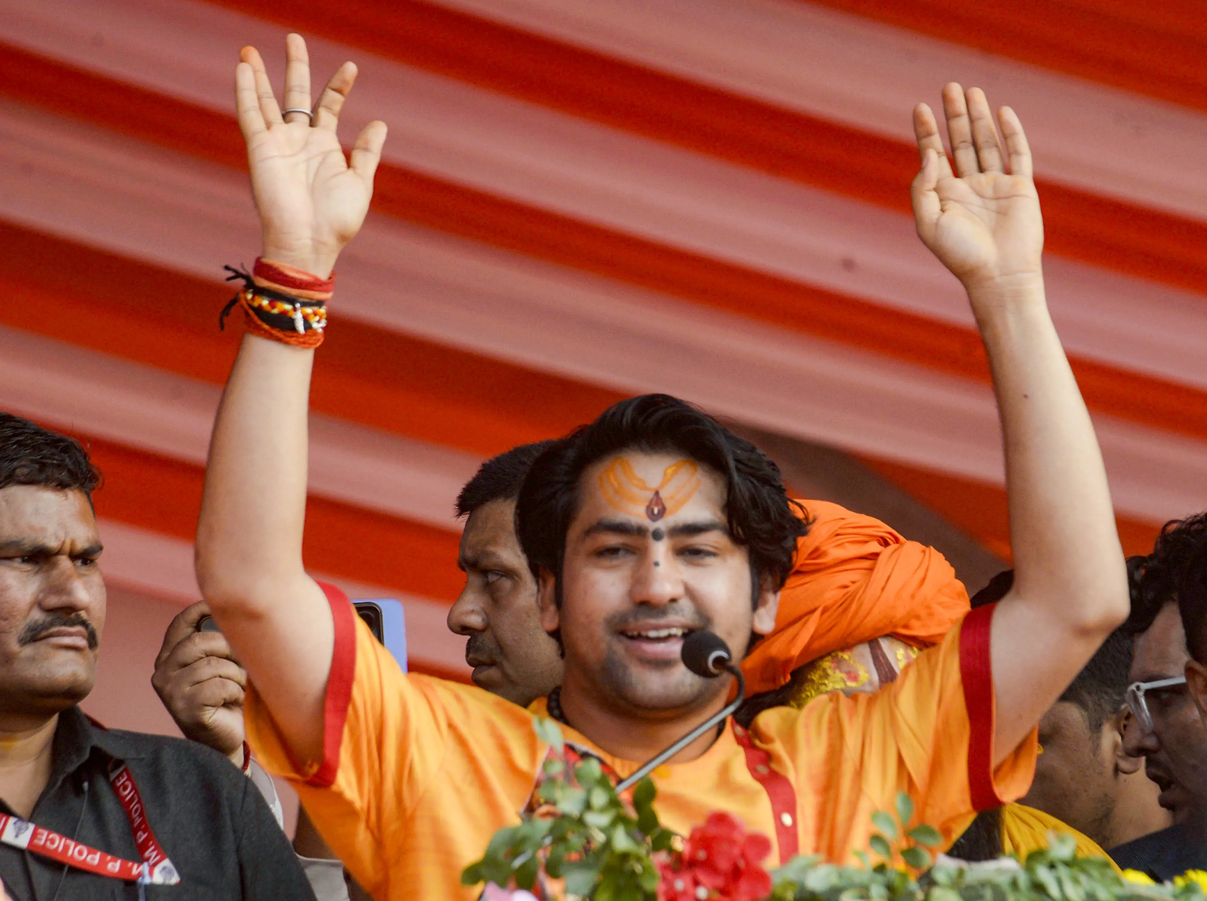 बागेश्वर बाबा के शिवाजी महाराज पर विवादित दावे के बाद CM फडणवीस ने किया खंडन, विपक्ष ने मांगी गिरफ्तारी