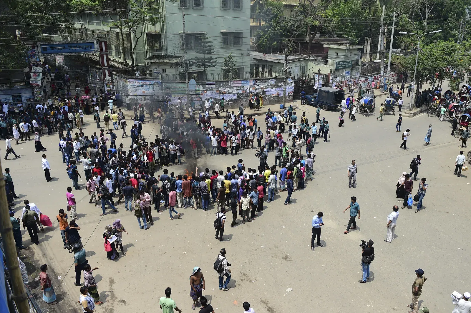 बांग्लादेश में जेन-जी का विस्फोट: बाढ़ में परीक्षा, 'मुर्गी' टिप्पणी और 13 जिलों में छात्र आंदोलन