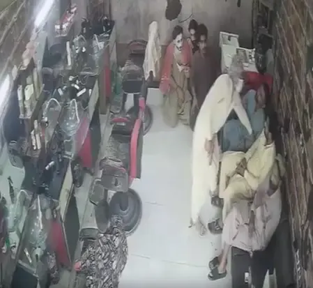 पाकिस्तान की आर्थिक राजधानी में अपराधियों का बढ़ता दबदबा, कराची में नाई की दुकान लूटी