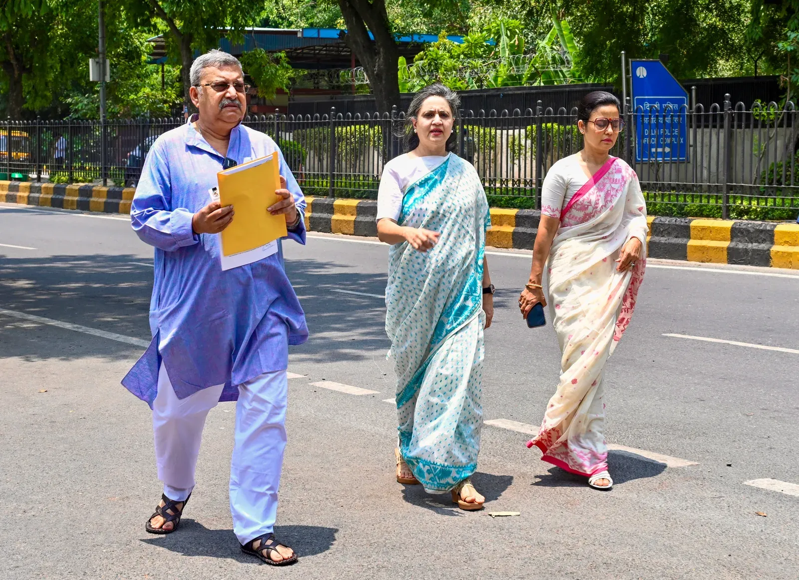 तृणमूल कांग्रेस नाम-चिन्ह विवाद: दोनों गुटों ने चुनाव आयोग को दस्तावेज सौंपे, अब ECI के फैसले का इंतज़ार