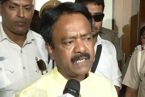 पश्चिम बंगाल: राशन से गेहूं का आटा हटाने का आदेश, खाद्य मंत्री अशोक कीर्तनिया बोले- PDS में सबसे बड़ा घोटाला