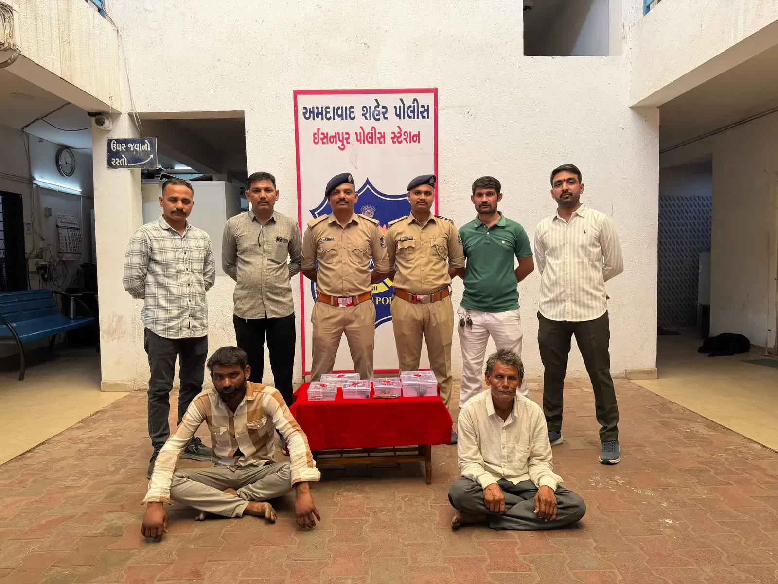 अहमदाबाद: अंगड़िया फर्म में डकैती नाकाम, 3 देसी पिस्तौल व 19 कारतूस सहित 2 गिरफ्तार