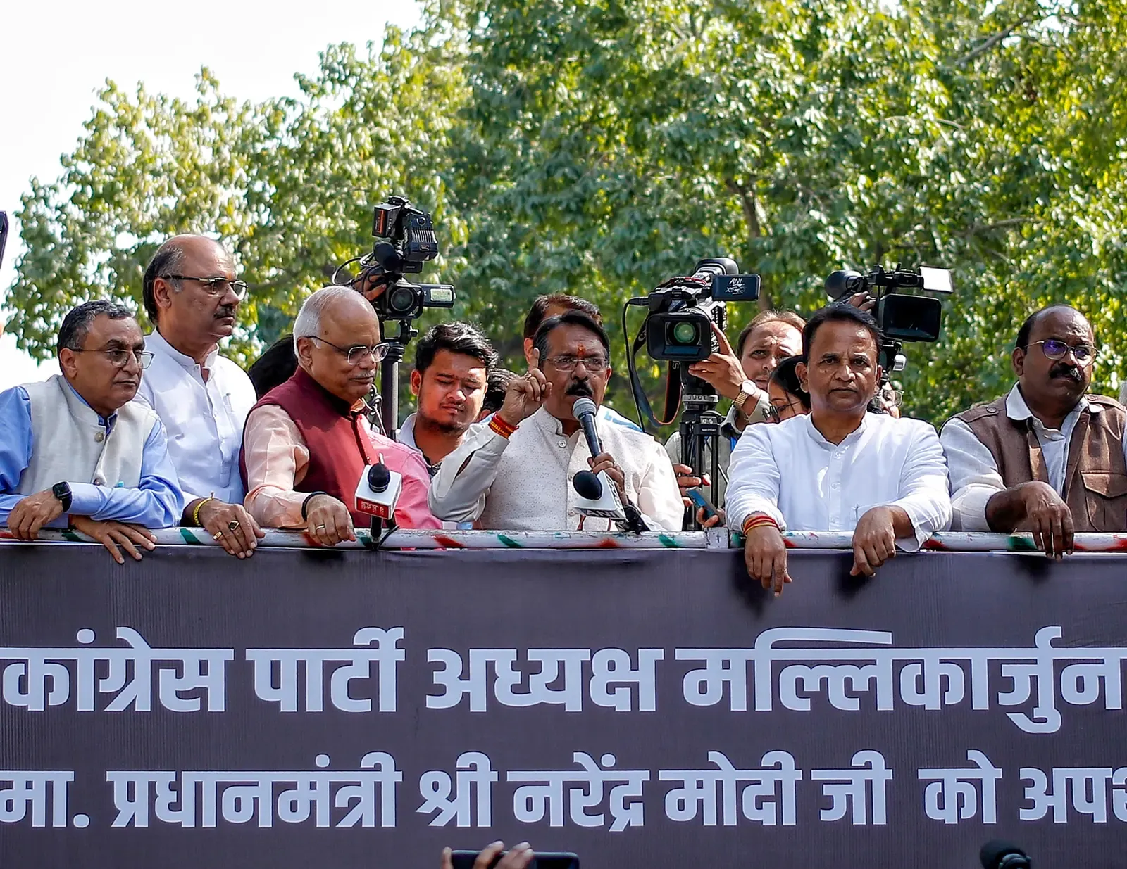 खड़गे की 'अपमानजनक' टिप्पणी पर BJP का देशव्यापी विरोध, दिल्ली से बेंगलुरु तक पुतले जले