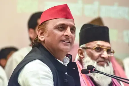 अखिलेश यादव ने भाजपा पर साधा निशाना, युवक को दिए चाय के बर्तन