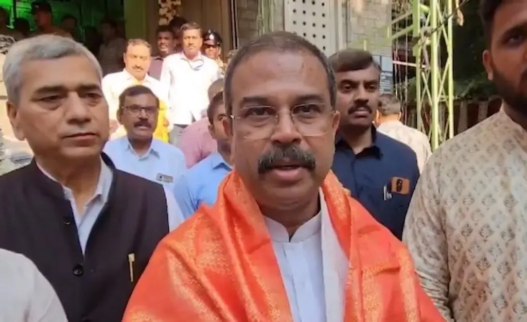 पश्चिम बंगाल और असम में भाजपा सरकार बनाएगी — धर्मेंद्र प्रधान का दावा, खड़गे ने जताया TMC को बढ़त का भरोसा