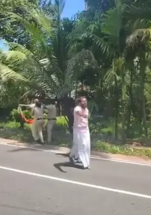 केरल में BJP युवा मोर्चा का CM सतीशन के खिलाफ राज्यव्यापी विरोध, कांग्रेस दफ्तरों पर पथराव