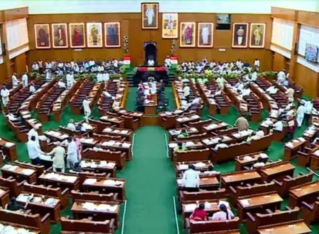 कर्नाटक में छोटी दुकानों पर शराब बिक्री को लेकर राजनीति गरमाई, भाजपा-जेडीएस ने सरकार पर साधा निशाना