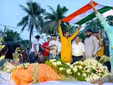 BJP नेता सुवेंदु अधिकारी के PA चंद्रनाथ रथ का पार्थिव शरीर चांदीपुर पहुंचा, हत्यारों की गिरफ्तारी की मांग