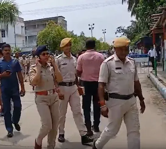बशीरहाट में भाजपा बूथ अध्यक्ष के घर के बाहर देसी बम और धमकी भरा खत, इलाके में दहशत