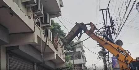 कलकत्ता हाईकोर्ट ने नियमित बेंच की सुनवाई तक अभिषेक बनर्जी के अमतला पार्टी ऑफिस को गिराने पर लगाई रोक