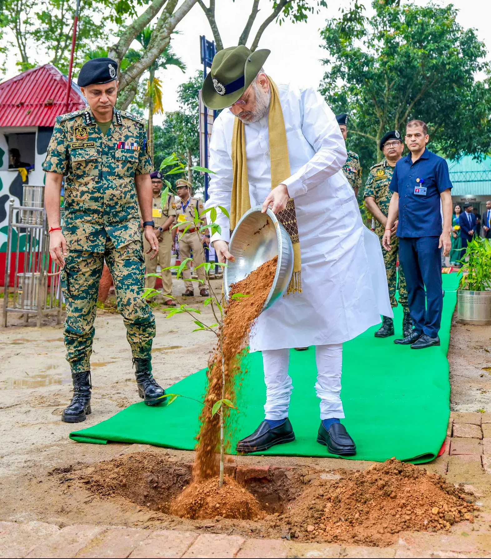 सीएपीएफ ने 8 साल में 6.40 करोड़ पेड़ लगाए, अमित शाह ने लंकामुरा बॉर्डर पर किया पौधरोपण