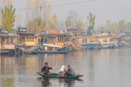 बिना इजाजत कश्मीर और लद्दाख घूमने पर हिरासत में चीनी नागरिक, फोन से मिले चौंकाने वाले सुराग