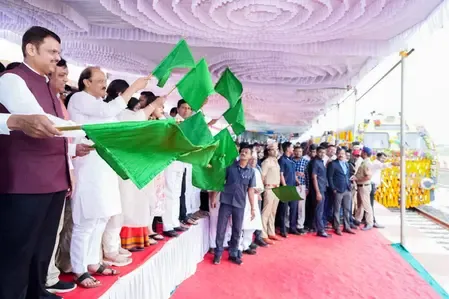 महाराष्ट्र के मुख्यमंत्री देवेंद्र फडणवीस ने बीड में अमलनेर-बीड रेलवे लाइन का उद्घाटन किया