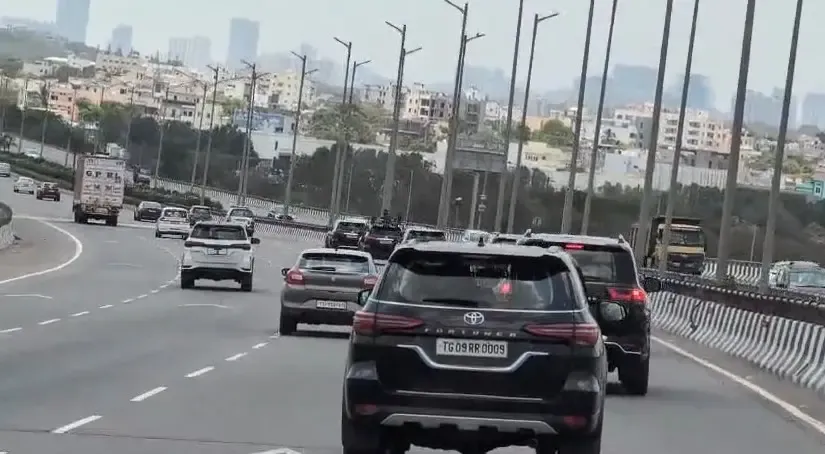 सीएम रेवंत रेड्डी का काफिला हैदराबाद में सामान्य ट्रैफिक के बीच चला, VIP मूवमेंट पर बड़ा फैसला