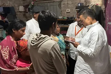 हावड़ा में CM सुवेंदु अधिकारी ने बच्चे राजदीप को दी सलाह — मोबाइल कम, पढ़ाई ज़्यादा; साथ में सेल्फी भी