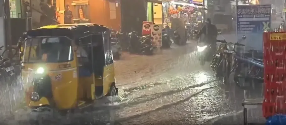 चेन्नई में भारी बारिश: स्कूल बंद, मंत्री एन. आनंद ने टी. नगर में निकासी कार्य का निरीक्षण किया
