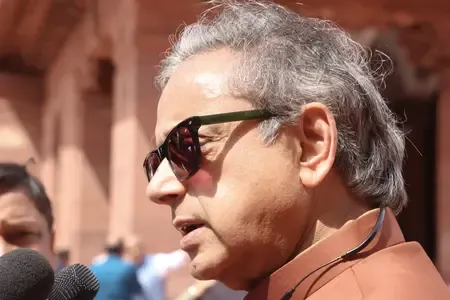 शशि थरूर ने मोदी की विदेश नीति की प्रशंसा की, बीजेपी ने इसे सकारात्मक बदलाव बताया