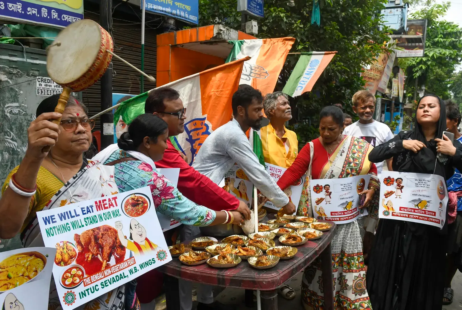 धीरेंद्र शास्त्री विवाद: कोलकाता के भवानीपुर थाने के बाहर कांग्रेस-भाजपा कार्यकर्ताओं में झड़प