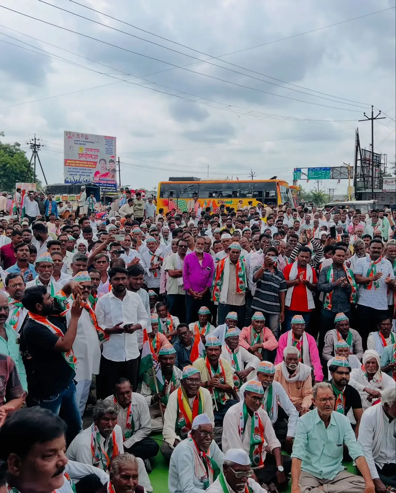 क्या कांग्रेस ने बाढ़ प्रभावित किसानों के लिए सहायता की मांग को लेकर प्रदर्शन किया?