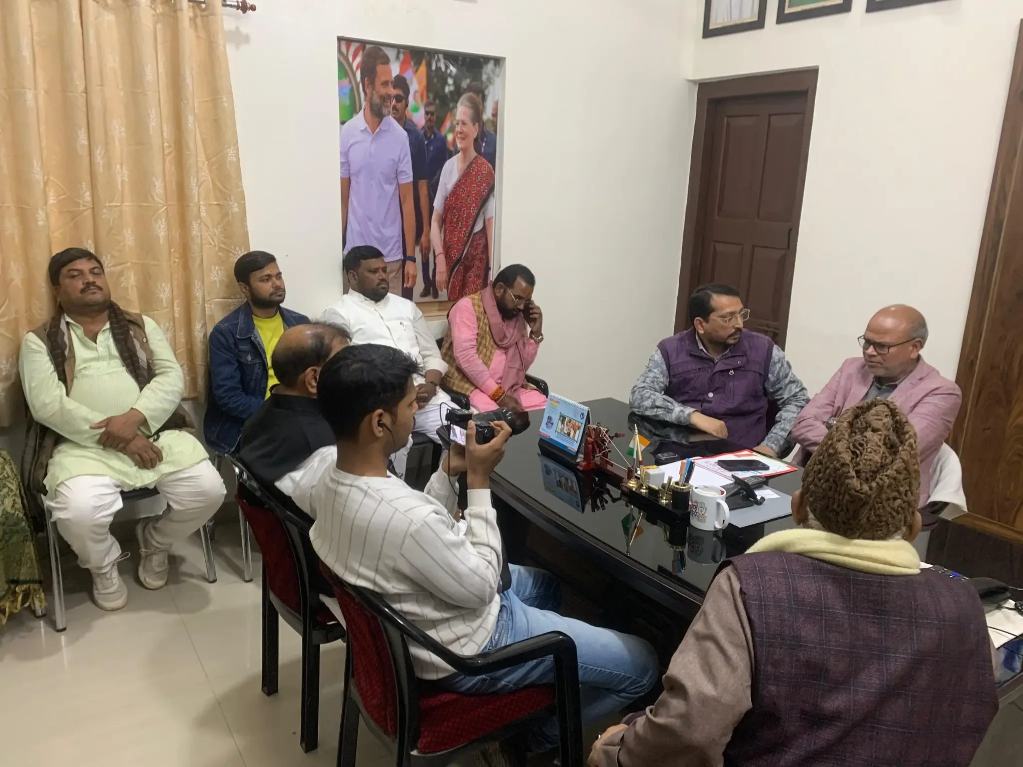 क्या कांग्रेस ने चुनाव समीक्षा बैठक में शामिल न होने पर 15 जिला अध्यक्षों को कारण बताओ नोटिस जारी किया?