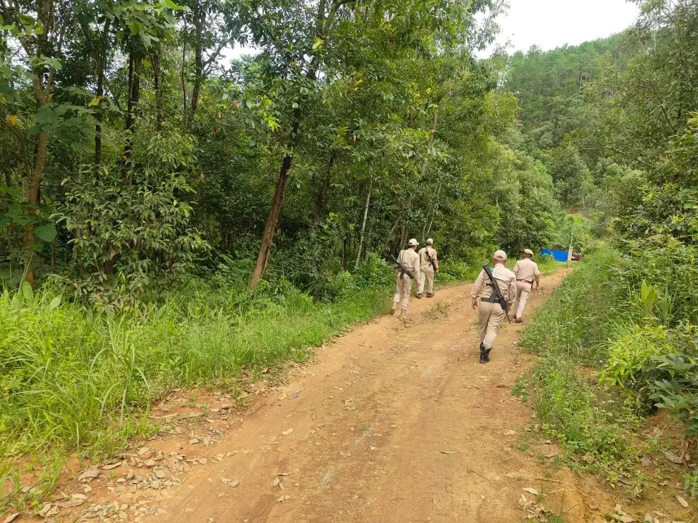 मणिपुर के सेनापति में गोलीबारी: सीआरपीएफ जवान घायल, दो घर जले, NH-2 पर नाकेबंदी