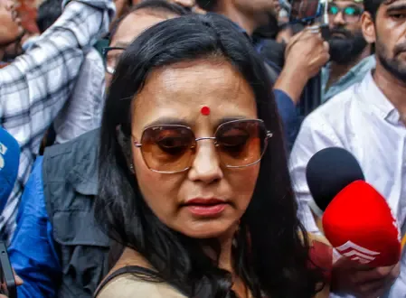 महुआ मोइत्रा को 'वोट चोर' टिप्पणी पर ₹10 करोड़ का कानूनी नोटिस, मुख्य सचिव अग्रवाल ने 24 घंटे में माफी माँगी