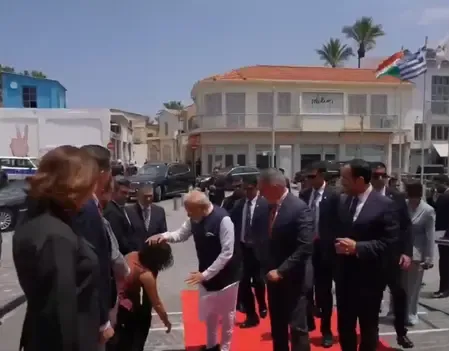 प्रधानमंत्री मोदी के सम्मान में साइप्रस नेता ने छुए उनके पैर, वीडियो सोशल मीडिया पर वायरल