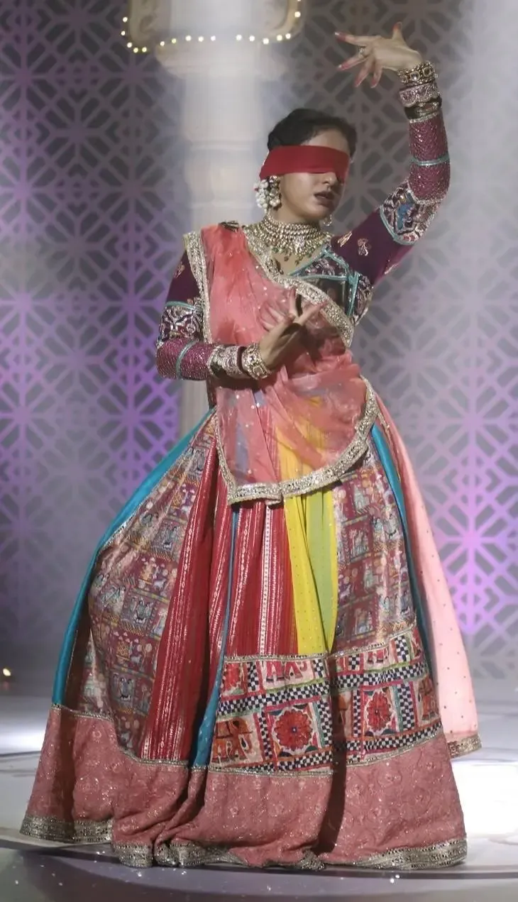 ब्लाइंडफोल्ड डांस! दीपिका सिंह ने 'मंगल लक्ष्मी' के लिए 'डोला रे डोला' पर आंखें बंद कर दिखाया कमाल