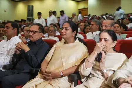 क्या दिल्ली भाजपा प्रमुख ने स्वास्थ्य सेवाओं पर 'आप' की भ्रामक टिप्पणियों की आलोचना की?