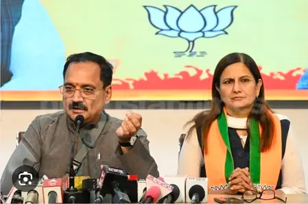 दिल्ली भाजपा प्रमुख वीरेंद्र सचदेवा ने आम आदमी पार्टी पर 'पिंक कार्ड' के संबंध में झूठ फैलाने का आरोप लगाया